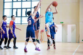 百分组合！湖人赢球海报：詹姆斯和东契奇大笑庆祝瞬间成为封面